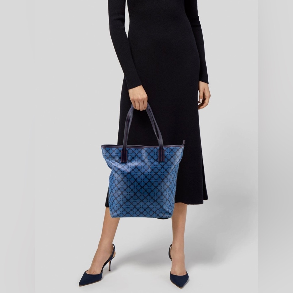 Stylish Blue Patterned Tote Bag - Picture 4 of 10